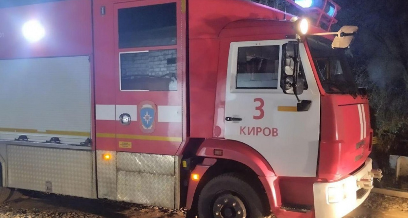24 пожарных боролись с огнем в частной бане под Кировом