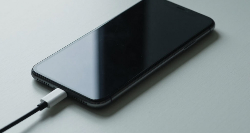 Как правильно заряжать смартфон: простые правила зарядки, чтобы аккумулятор прослужил дольше года