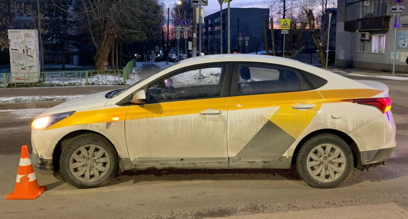 Кировчанка получила травмы, попав под такси прямо на пешеходном переходе