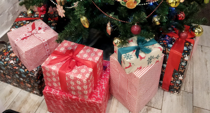 Не дарите кружки и шампуни: вот что вручить друзьям на Новый год 2026 - простые варианты, которые точно понравятся