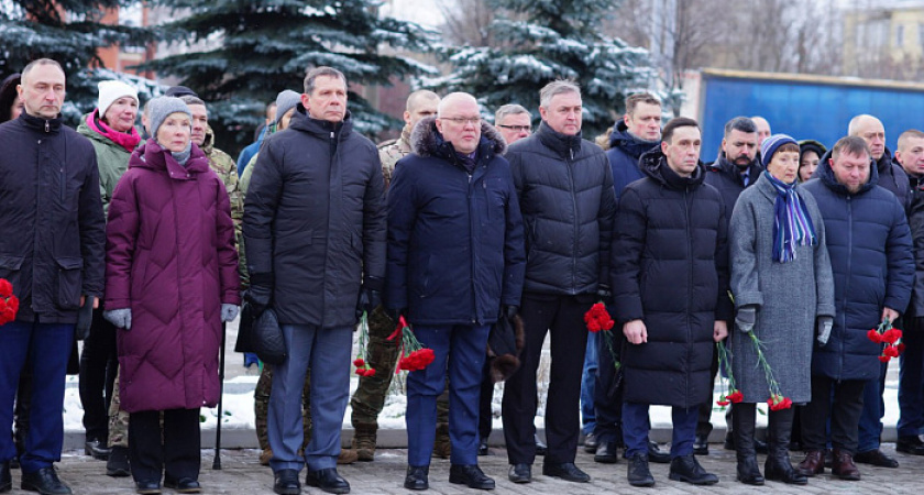 В Кирове первые лица города и региона почтили память павших героев Отечества