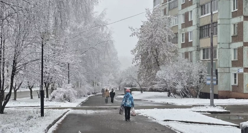 Разрезала и приклеила к подошве - теперь ботинки не скользят даже на катке: классный лайфхак
