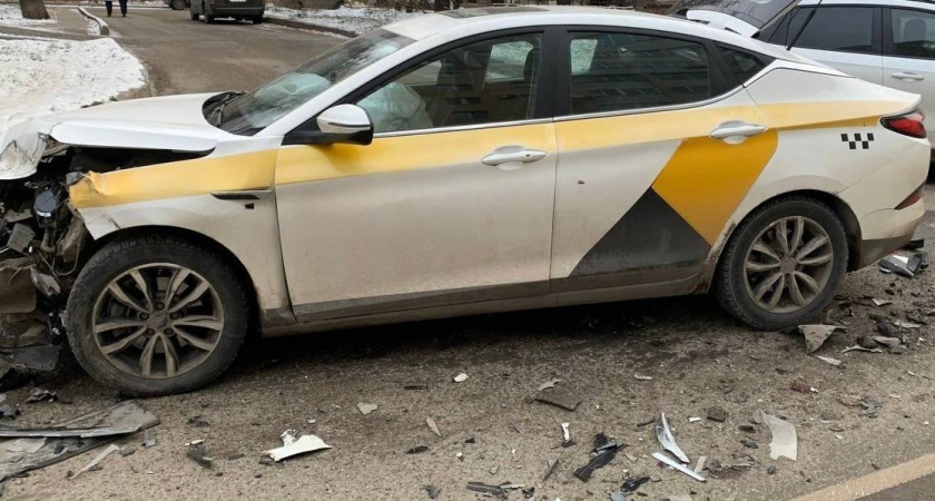 Пассажир такси получил травмы в жестком ДТП на улице Горького в Кирове