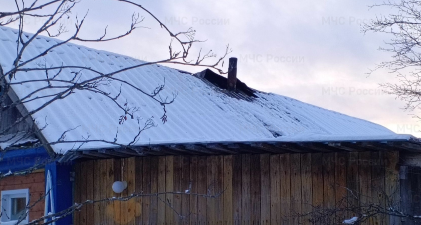 Житель Омутнинска спас соседей, заметив на крыше их дома языки пламени
