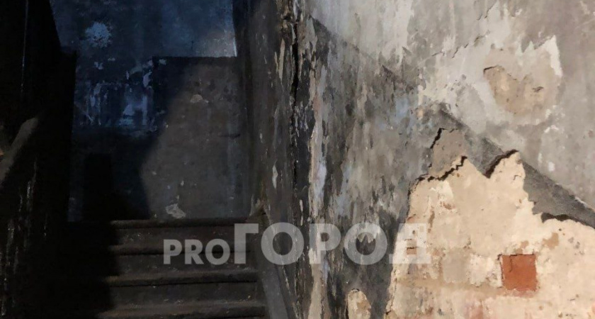 В Кирове жилой дом без коммуникаций трещит по швам, а жильцов никто не спасает