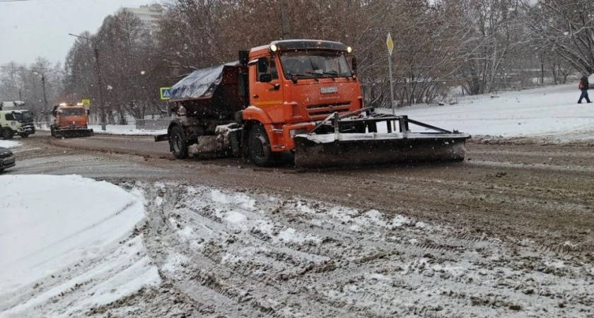 На улицах Кирова ведется непрерывная очистка от снега