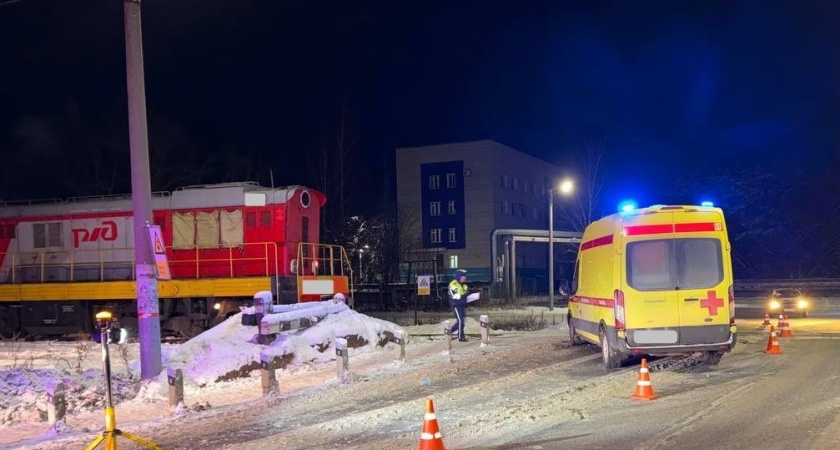 В Кирове локомотив столкнулся со скорой помощью: пострадала фельдшер
