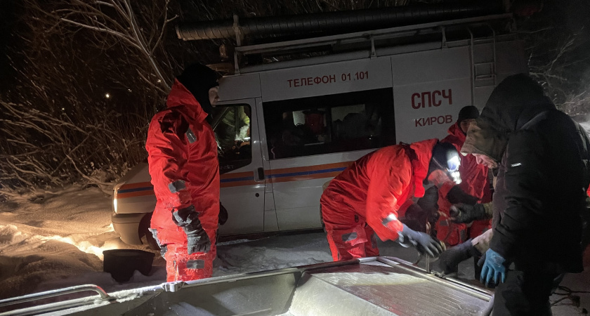 В Орловском районе спасли семью, застрявшую в реке на колесном вездеходе