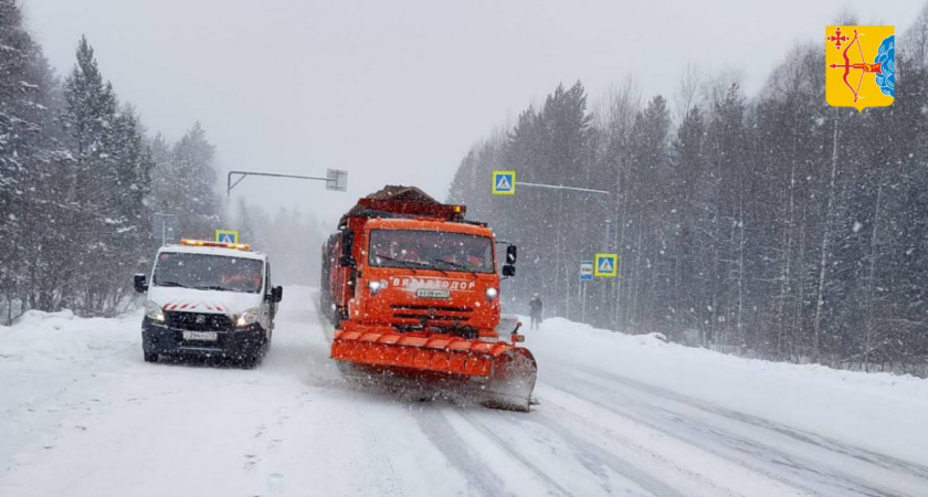 Почти 350 специальных машин работают на дорогах Кировской области