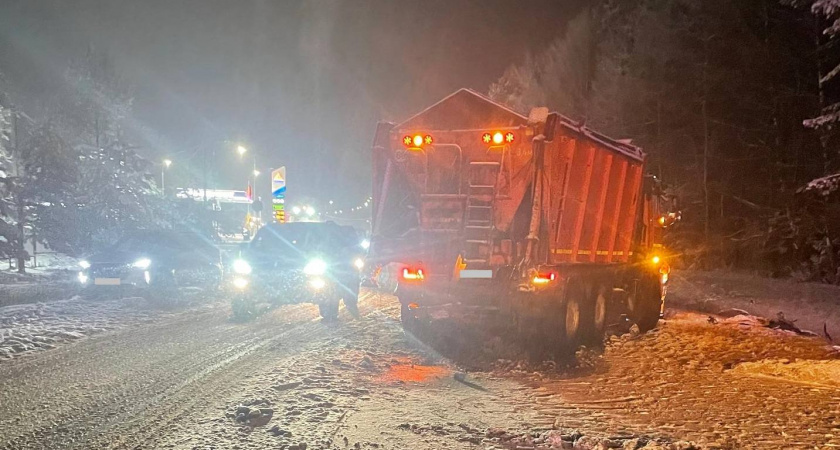 Две легковушки и КамАЗ сошлись в жестком столкновении на трассе под Кировом