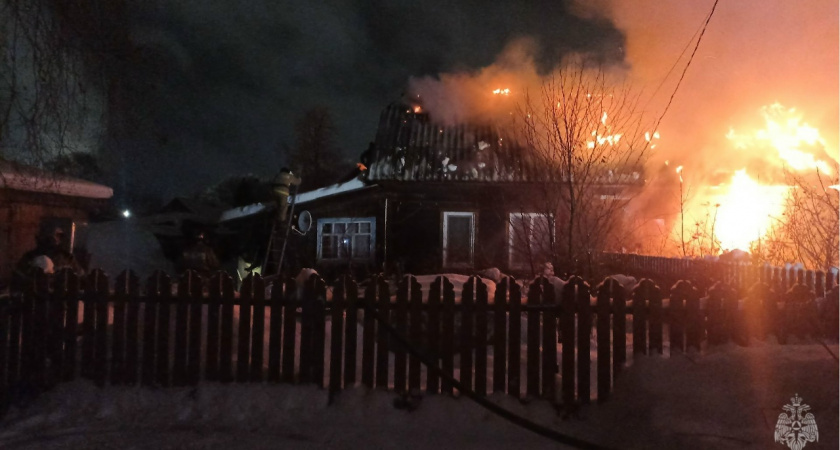 В Уржуме мощный пожар уничтожил трехквартирный дом: есть погибший и пострадавшие