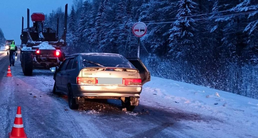 На трассе под Кировом легковушка врезалась в припаркованный лесовоз: трое ранены