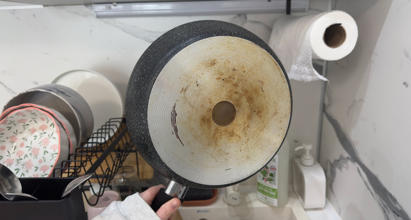 2 стакана на 100-летнюю сковороду - и она снова как новенькая: без усилий прощаемся с закаменелым нагаром