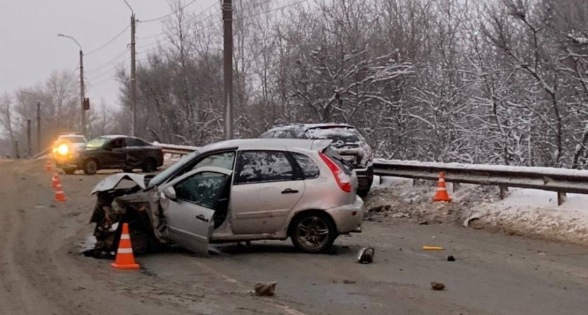 Массовое ДТП с пострадавшим парализовало улицу Луганскую в Кирове