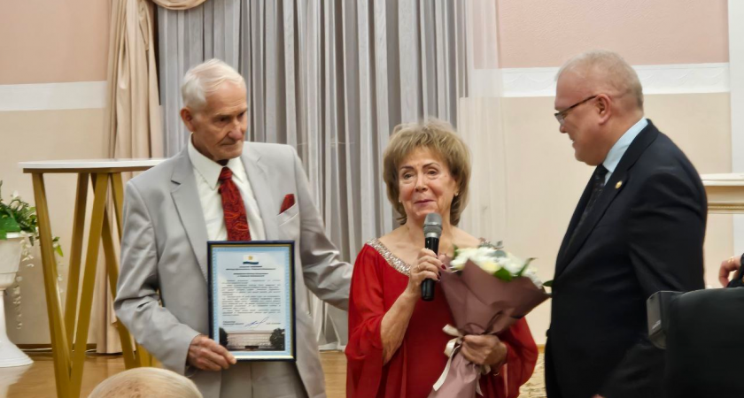 "Мы - команда, побеждавшая вместе 60 лет": в кировском ЗАГСе чествовали 40 семейных союзов, длящихся больше полувека