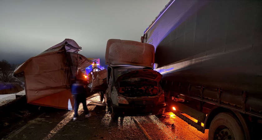 Две фуры и фургон столкнулись под Котельничем и частично перекрыли трассу
