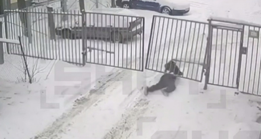 В Кирове житель пролез под рухнувшим забором, чтобы попасть во двор