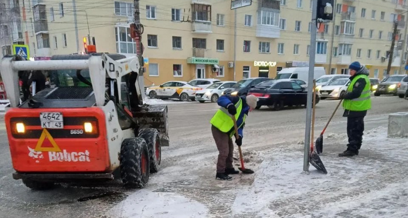В Кирове 119 дорожных рабочих и 105 спецмашин вывели на улицы из-за снегопада