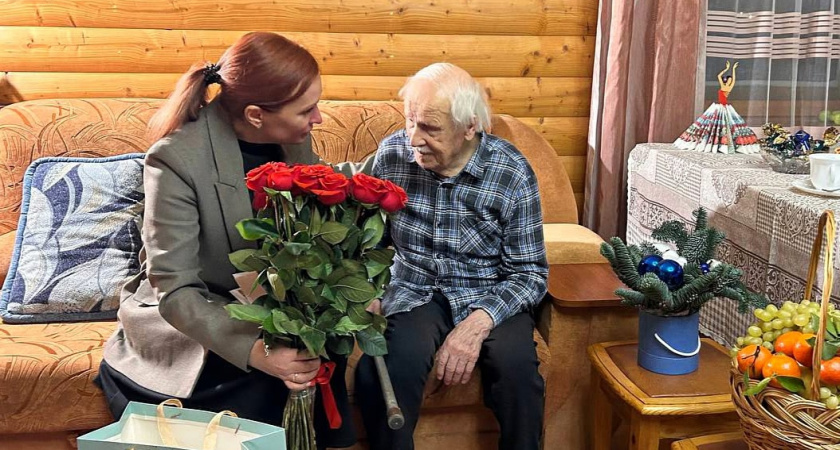 Власти Кирова поздравили ветерана ВОВ Александра Драгомирова с 99-летием