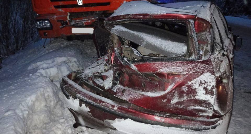 В Мурашинском районе КамАЗ смял легковушку, есть пострадавший