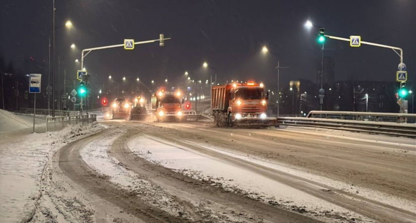 В Кирове каждую ночь с улиц города вывозят около пяти тысяч кубометров снега