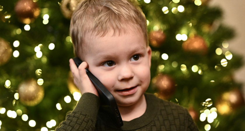 Расскажи, Снегурочка: в России вновь заработала горячая линия Деда Мороза и его помощников