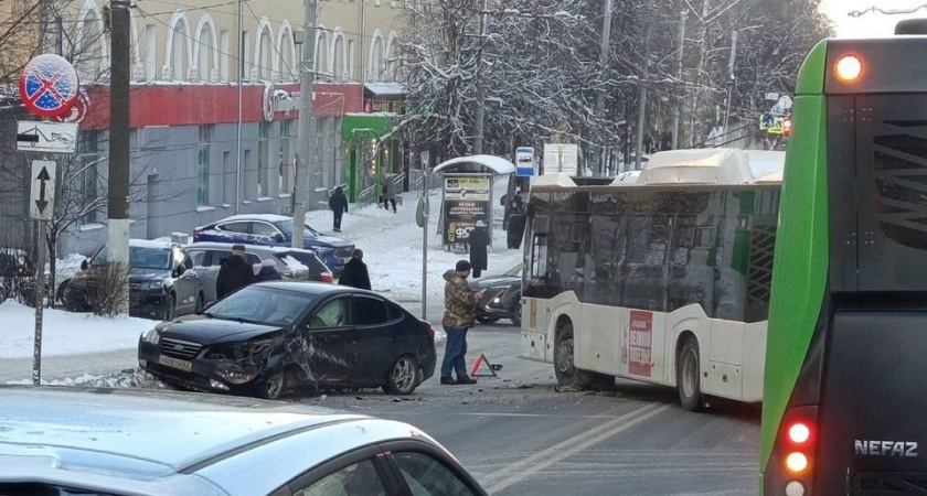 В Кирове изменили маршруты городского транспорта из-за ДТП на улице Владимирской