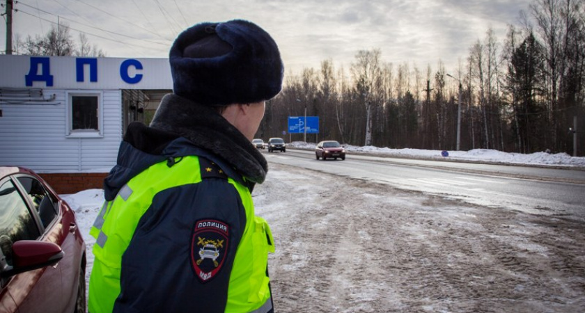 Инспектор ДПС жезлом останавливает на мосту: в чём подвох и что делать водителю?