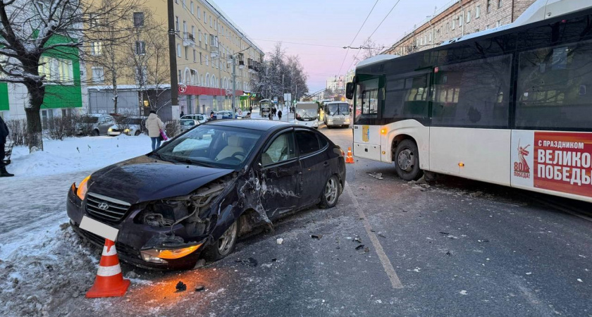 В Кирове двое пострадали в ДТП, вызвавшем большие пробки на улице Владимирской