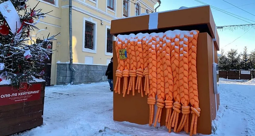 В Кирове на Спасской установили огромный "Объединяющий шарф"