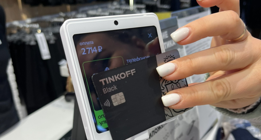 С 1 января 2026 года операции с банковскими картами будут облагаться налогом 22%. Что это значит для россиян