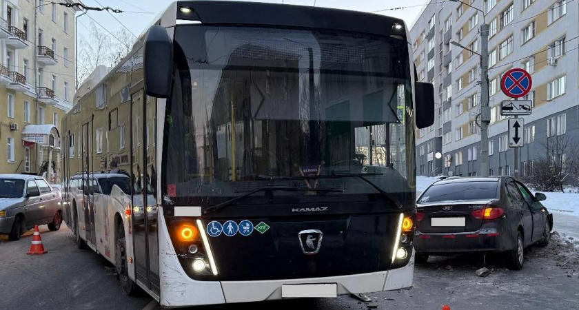 Появились детали тройного ДТП с городским автобусом в центре Кирова