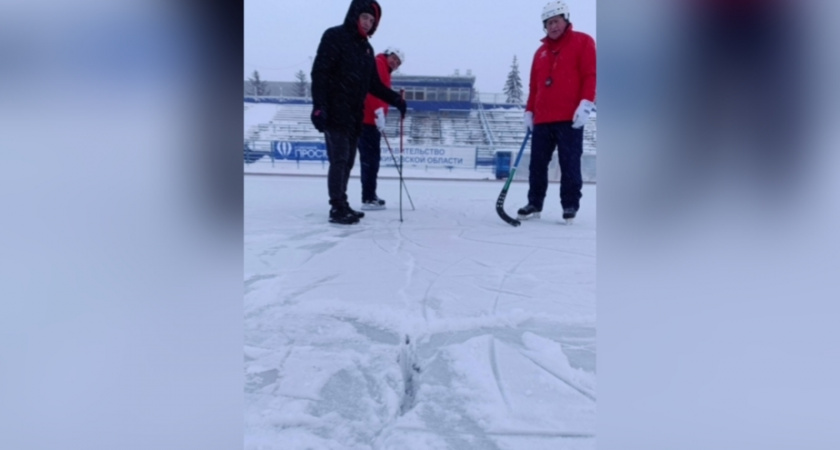 В Кирове матч "Родины" оказался под угрозой срыва из-за глубоких трещин на льду