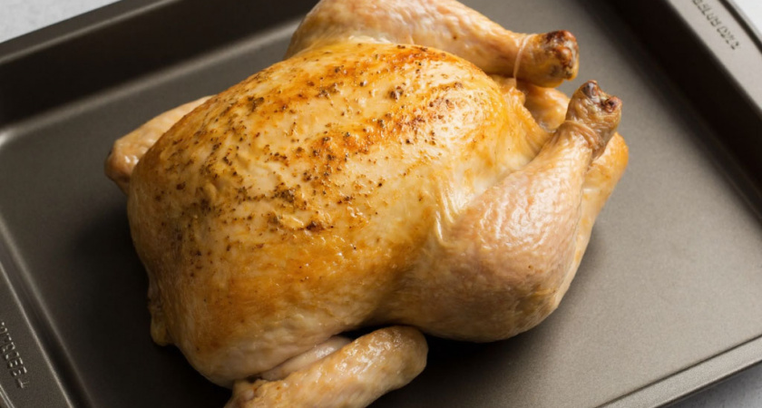 Спасибо тому, кто придумал так запекать курицу — суперпростой рецепт с хрустящей корочкой и невероятно сочным мясом