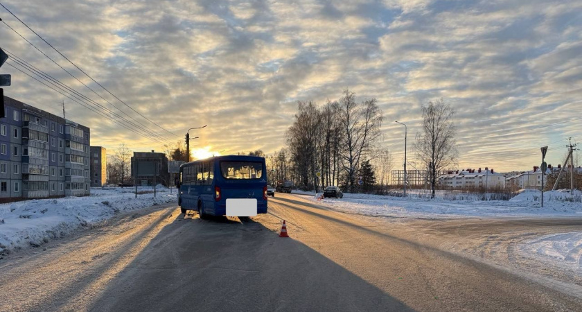 Взрослый и ребенок пострадали в жестком ДТП с автобусом на выезде из Кирова