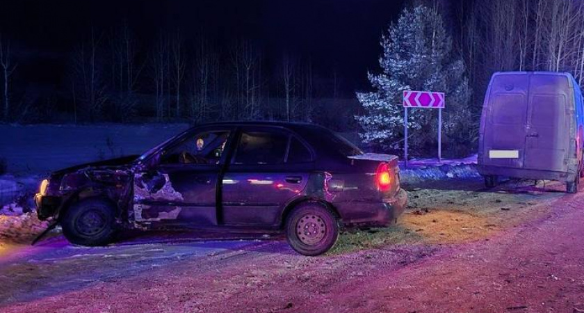 Грузовой микроавтобус ударил легковушку на трассе под Котельничем