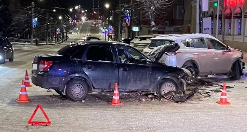22-летняя девушка пострадала в жесткой аварии на перекрестке в центре Кирова