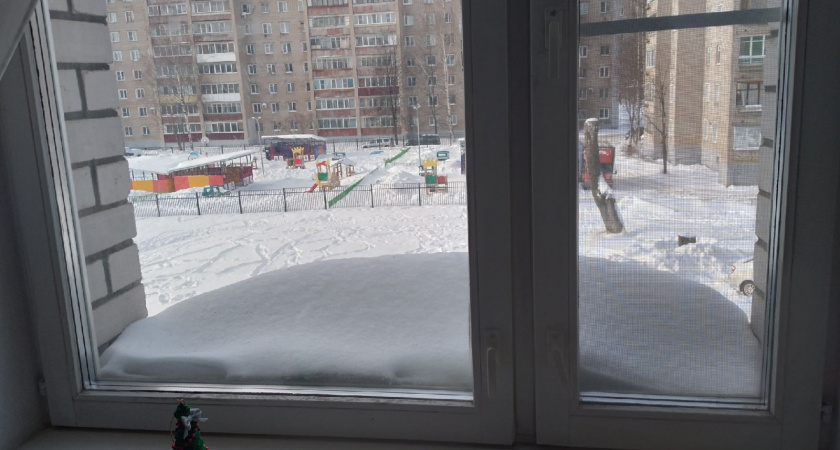 Даже в буран из окон не тянет: обычный рулон туалетной бумаги победил сквозняки - холодный подоконник в прошлом