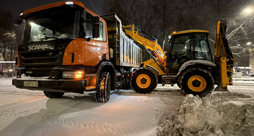 Кировчанам сообщили, где пройдет уборка снега в ночь на последнюю в году пятницу