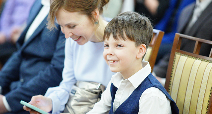 Памятный знак "Семейная слава" вручили 11 кировским семьям