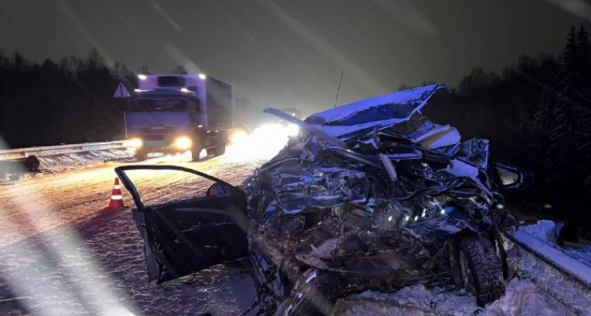 Два человека погибли в страшной аварии на трассе в Кировской области