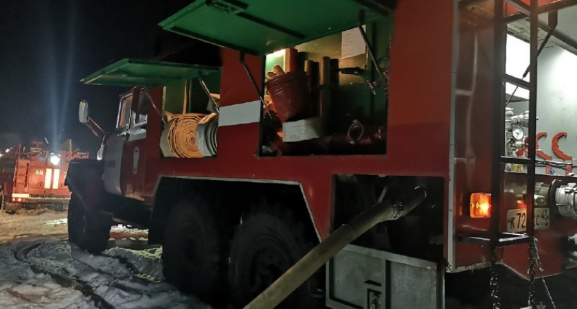 В Кировской области горящий гараж стал причиной пожара в жилом доме: есть пострадавший