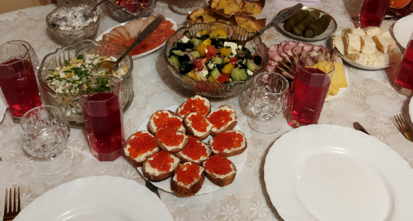 Стала известна средняя стоимость бутерброда с красной икрой в России