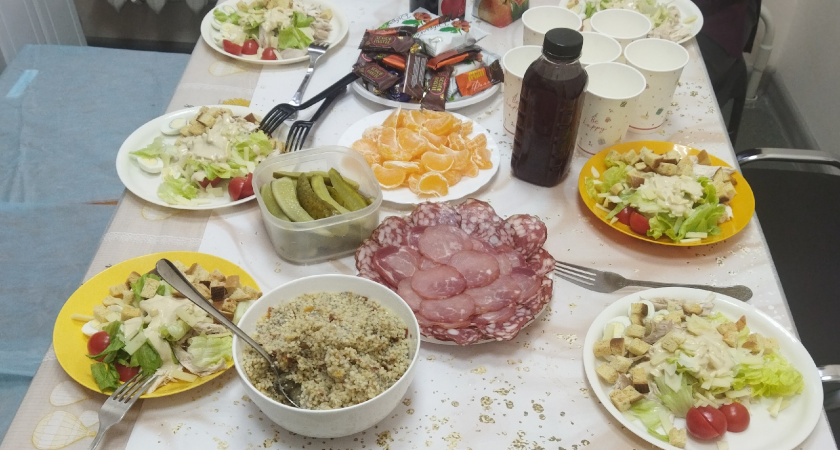 Этот салат с крабовыми палочками готовлю круглый год - хоть на праздничный стол, хоть на ужин: просто, быстро и недорого