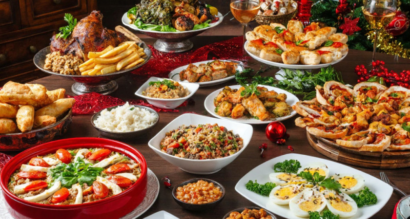 Как накрыть стол на Новый год экономно и красиво: 10 быстрых и бюджетных закусок для праздничного стола