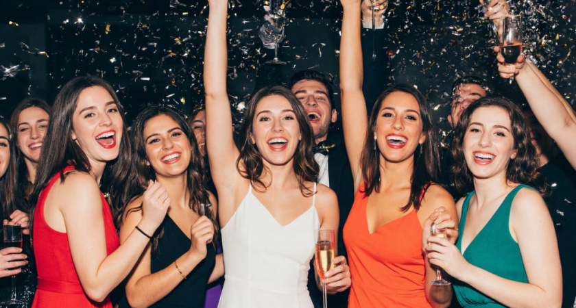 Встречать Новый год следует только в этом - ключевые цвета, которые одобрит Красная Огненная Лошадь. Ждите везения и денег