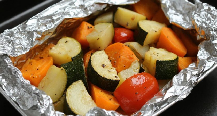 Блестящей стороной внутрь или наружу: как правильно завернуть еду в фольгу