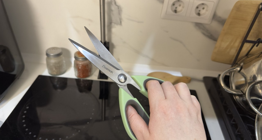Станут острее бритвы за минуты: простые способы заточить ножницы дома без станка