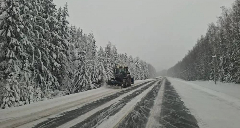 На дороги Кировской области из-за снегопадов выведены 192 единицы спецтехники