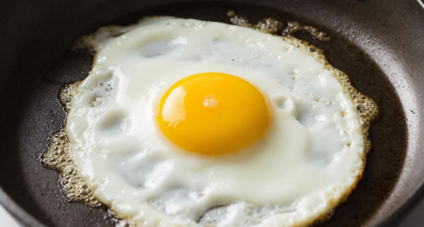 Почему почти все делают глазунью неправильно: 3 главные ошибки и 3 хитрости идеальной яичницы